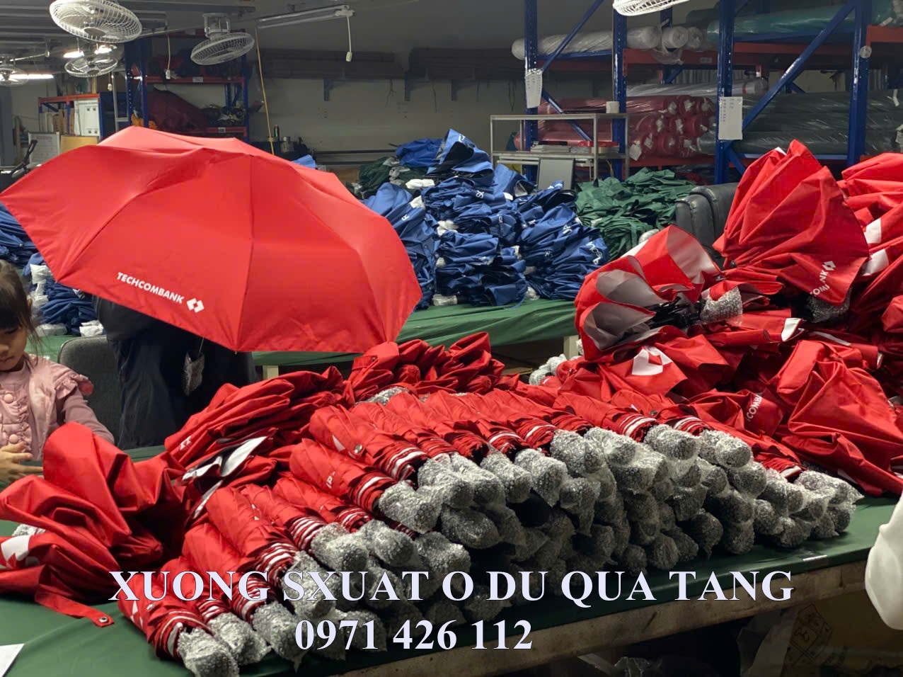 XƯỞNG SẢN XUẤT Ô CẦM TAY NHỮNG NGÀY CUỐI NĂM